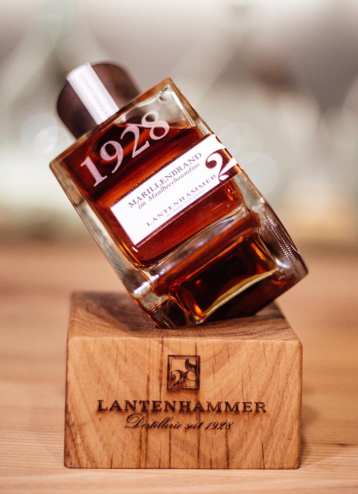 1928 RARITÄT Marillenbrand gelagert im Maulbeerholzfass 43%