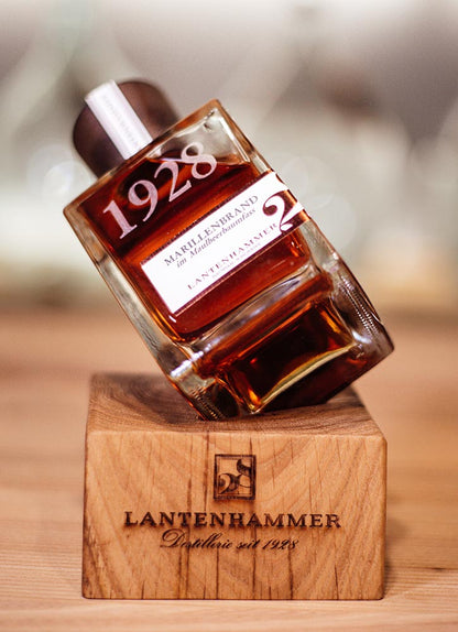 1928 RARITÄT Marillenbrand gelagert im Maulbeerholzfass 43%